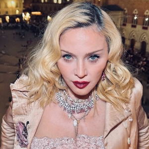 Madonna Rayakan Ulang Tahun ke-67 dengan Kue Labubu & Menyaksikan Pertandingan Pacuan Kuda&nbsp;
