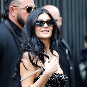 Kylie Jenner Tampil dengan Gaun Renda Transparan dan Kaos Kaki Layaknya 