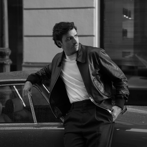 Maskulin dan Elegan: Rekomendasi Gaya Casual Clean ala Carlos Sainz