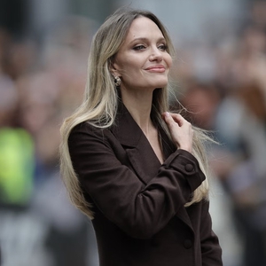 Angelina Jolie Mengubah Mantel Double-Breasted Menjadi Gaya Andalan Karpet Merah yang Sangat Seksi