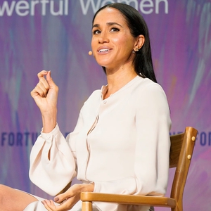 Gaya Anggun Duchess Meghan dalam Busana Serba Putih di Most Powerful Women Summit
