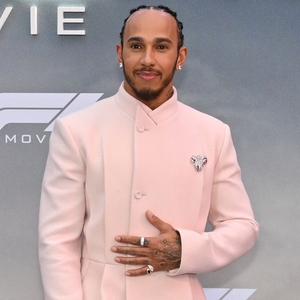 Lewis Hamilton Kembali Kukuhkan Diri Sebagai Juara Gaya di Premiere Film F1