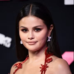 Hailey Bieber Menanggapi Pengumuman Pertunangan Selena Gomez