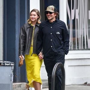 Gigi Hadid Kenakan Busana Berwarna Kuning Lemon saat Jalan-Jalan bersama Bradley Cooper