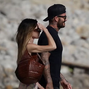Gaya Liburan Musim Panas Victoria Beckham Berlanjut dengan Gaun Floral dan Tas Anyaman