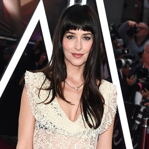 Dakota Johnson Tampil Sheer di Pemutaran Film Verity di Inggris