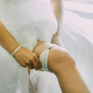 Ritual Menarik Garter Saat Pernikahan. Tradisi dari Mana?