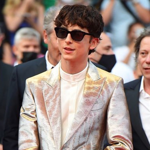Timoth&eacute;e Chalamet Berhasil Curi Perhatian Saat Pakai Setelan Metalik di Festival Film Cannes
