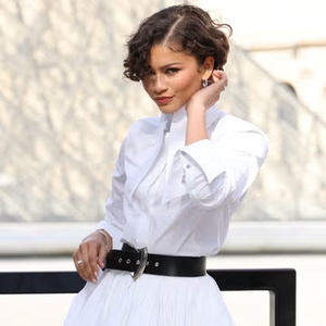 Zendaya Pamerkan Cincin Pernikahannya dengan Tampilan Serba Putih di Show Louis Vuitton