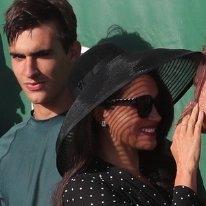 Meghan Markle Suguhkan Inspirasi Mengenakan Celana Bermuda Secara Sempurna