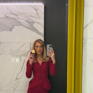 Bella Hadid Tampil Elegan dalam Setelan Peplum Merah yang Jadi Tren Musim Ini