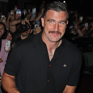 Taylor Swift Tampil Bergaya Schoolgirl untuk Kencan di Los Angeles bersama Travis Kelce