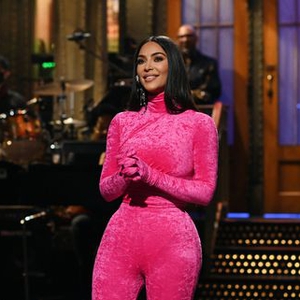 Kim Kardashian Membuat Lelucon Tentang Diri Sendiri dan Keluarganya di Saturday Night Live