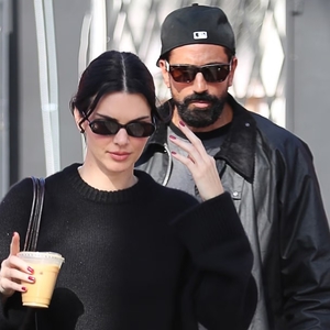 Kendall Jenner Tampil Hangat dengan Teknik Layering yang Ringan dan Santai