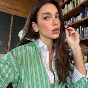 Dua Lipa Kenakan Jaket Militer Merah & Aksen Belt yang Ikonik di Cape Town