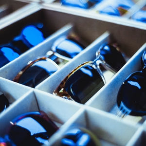 Glasses vs. Sunglasses, Apa Perbedaannya?