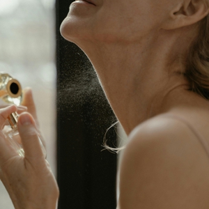 Cara Memakai Parfum yang Benar agar Wanginya Tahan Seharian