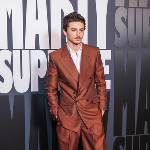 Timothe&eacute; Chalamet Menukar Sepatu Neon Marty Supreme-nya Dengan Setelan Jas Cokelat Karamel yang Elegan