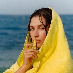 Hailey Bieber Luncurkan Lip Tint Peptide Edisi Terbatas Terinspirasi dari Lemontini