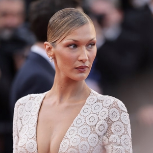 Photo Dump Terbaru Bella Hadid di Cannes Dipenuhi Momen-Momen di Balik Layar