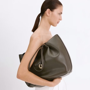 Tas Slouchy, Tren yang Akan Anda Lihat di Mana-Mana Musim Gugur Ini