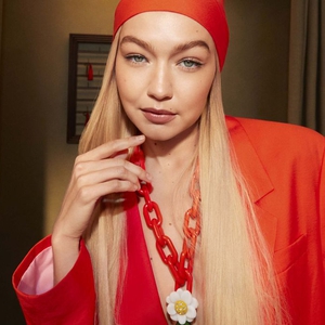Gigi Hadid Tidak Lagi Menganggap Fashion Terlalu Serius, dan Ia Tak Lagi Peduli Terhadap Apa yang Orang Lain Pikirkan