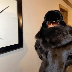 Kim Kardashian Lanjutkan Gaya Winter Maximalism dengan Vintage Gucci by Tom Ford