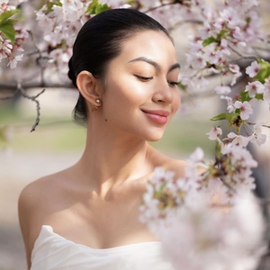 Di Bawah Sakura, Ariel Tatum Tampil Anggun Dengan Batik