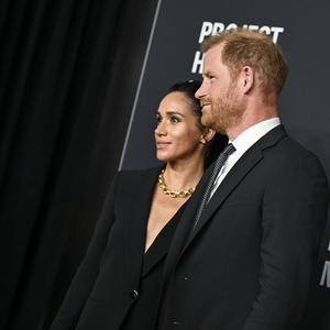 Duchess Meghan dan Pangeran Harry Tampil Serasi dalam Setelan Hitam Elegan di Gala New York City