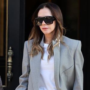 Victoria Beckham Tampil Menawan di Paris dengan Setelah Abu-Abu Berdimensi