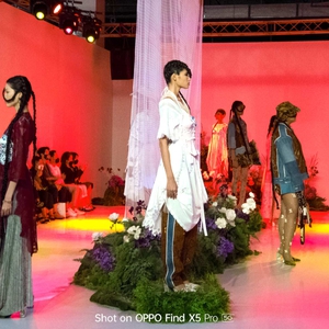Eksplorasi Bahan Ramah Lingkungan Kreasi Toton di Pergelaran OPPO Bazaar Fashion Festival 2022