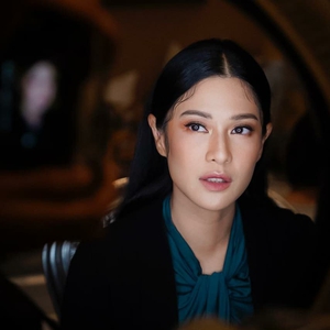 Intip Gaya Santai Dian Sastrowardoyo dalam Balutan Pakaian Karya Desainer Lokal