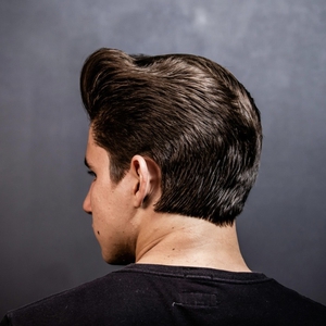Gaya Rambut Undercut Slick Back yang Sleek dan Modern