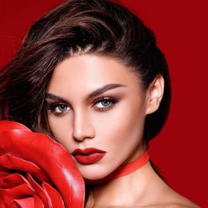 Cara Jihane Almira Chedid Menggunakan Sosial Media untuk Membuat Perubahan