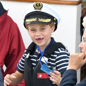 Pangeran George Makan Semut Hidup Saat Bertemu Bear Grylls