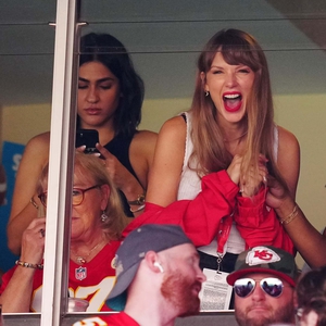 Taylor Swift Mendukung Travis Kelce dengan Mengenakan Sweter Meriah dari Gigi Hadid