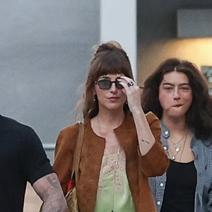 Kombinasi Warna Tak Terduga ala Dakota Johnson dengan Jaket Suede Celine dan Slip Vintage-nya