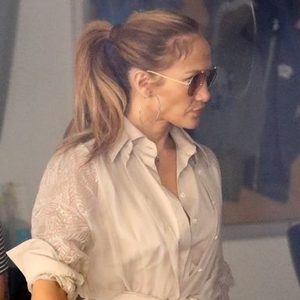 Gaya J.Lo yang Kenakan Shirtdress Sambil Menjinjing Tas Hermes Birkin Crocodile Saat Jalan -Jalan di Kawasan Beverly Hills