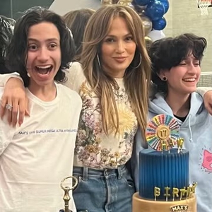 Jennifer Lopez Tampilkan Kebanggaannya Sebagai Seorang Ibu
