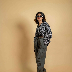 Padu Padan Atasan yang Cocok untuk Celana Cargo&nbsp;