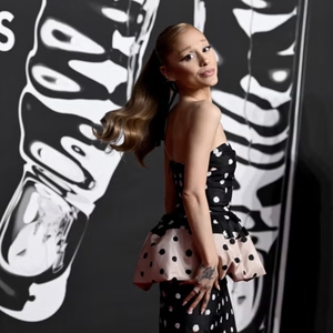 Ariana Grande Tampil Memukau dengan Empat Busana Menawan di MTV VMA 2025