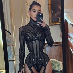 Kim Kardashian Ikut Tren dengan Kenakan Korset Transparan dari Koleksi Vintage Mugler
