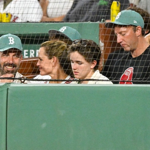 Ben Affleck dan Jennifer Garner Reuni di Fenway untuk Hari Bermain Keluarga