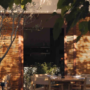 Sentuhan Modern Yunani Hadir dalam Courtyard Mewah di Uluwatu