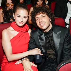 Selena Gomez Tampil Seperti Seorang Putri dalam Gaun Pengantin Keduanya