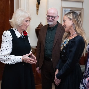 Sarah Jessica Parker Bertemu Ratu Camilla dalam Gaun Tea-Length Berhiaskan Permata