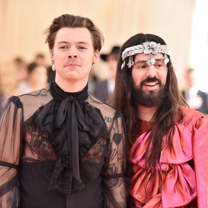 Harry Styles Beralih Menjadi Perancang Busana untuk Kolaborasi Bersama Gucci