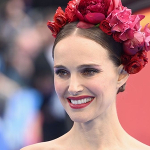Natalie Portman Tampil Seperti Frida Kahlo dengan Gaun Mini Berwarna Merah dan Headpiece Floral