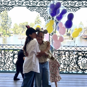 Duchess Meghan Bagikan Foto Langka Liburan Disneyland Bersama Sang Ibu dan Kedua Anaknya