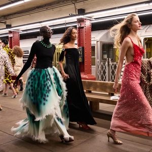 Koleksi Chanel M&eacute;tiers d&rsquo;art 2026 Show yang Mengambil Esensi Pertemuan di Kereta Bawah Tanah Kota New York